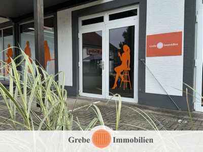 Braunfelser88: Außenfläche und großer Parkplatz gegenüber REWE!